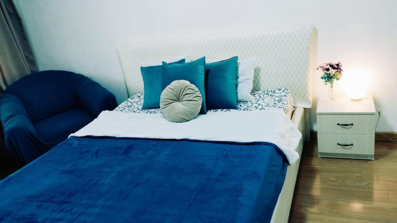 Rozybakieva 250 Apartment *