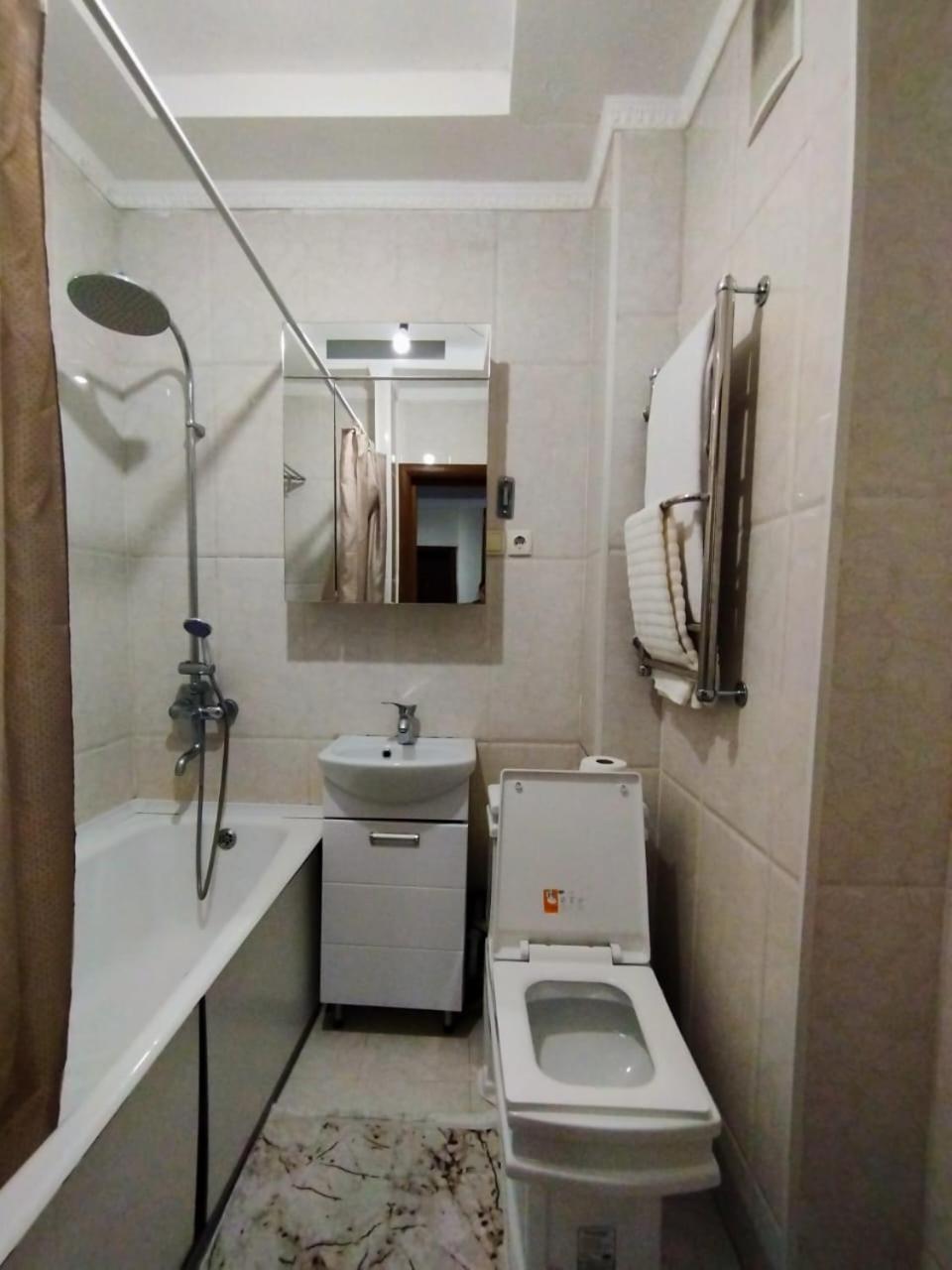Apartment Rozybakieva 250 *
