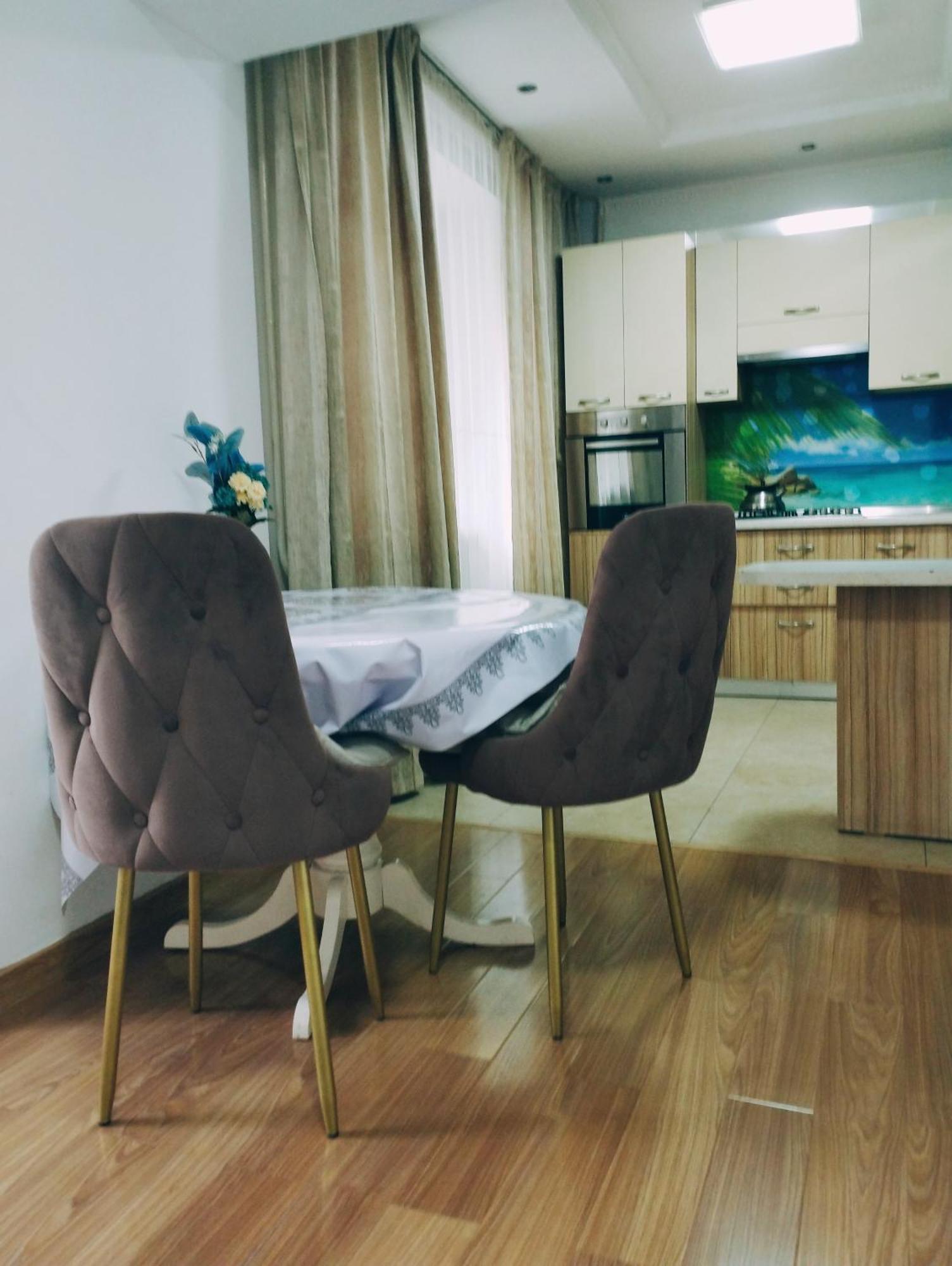 Apartment Rozybakieva 250 *